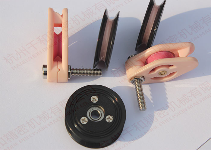 Pink color Roller plastic cable pulley with high speed bearing , 95% AL2O3 materials