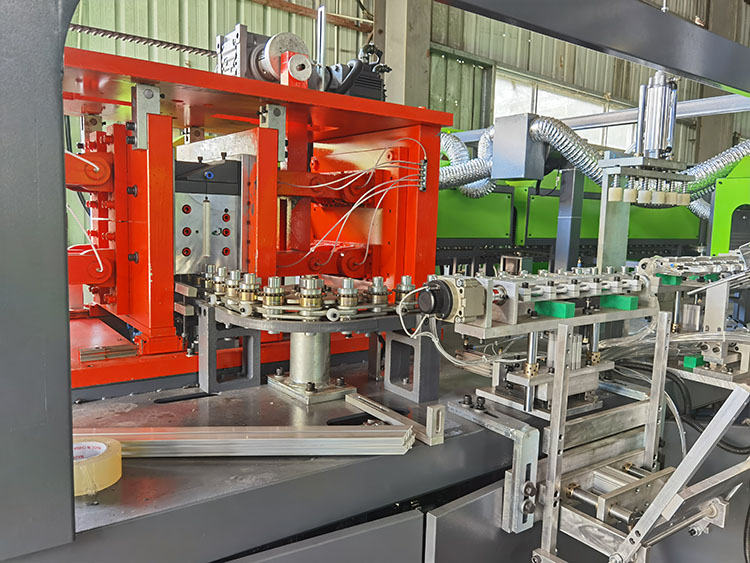 Fully Automatic 4 Cavity PET Preform Blowing Molding Machine with 400mm Neck Diameter