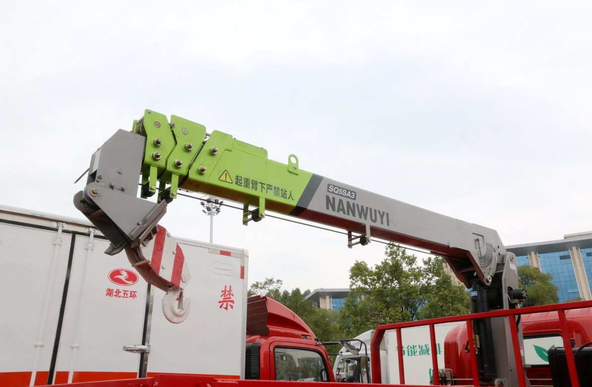 Small Truck Mounted Crane Lifting 4 Tons 8-Speed Manual Transmission Howo 4*2 Drive Mode