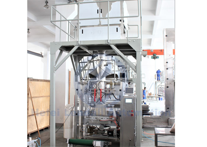 Multifunctional 5kg VFFS Packaging Machine With Z Type Elevator / Vacuum Feeder