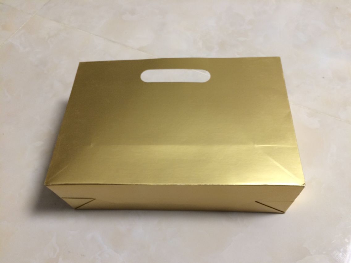 Gold foiled printing customized shopping paper bag with die cut handle