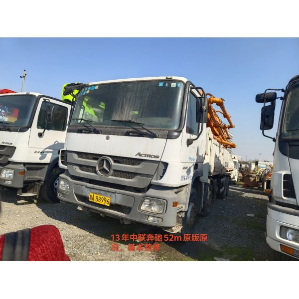Used Zoomlion 52M Concrete Pump Truck with 120 m³/h Output and 8.7 MPa Pressure on Mercedes-Benz Chassis