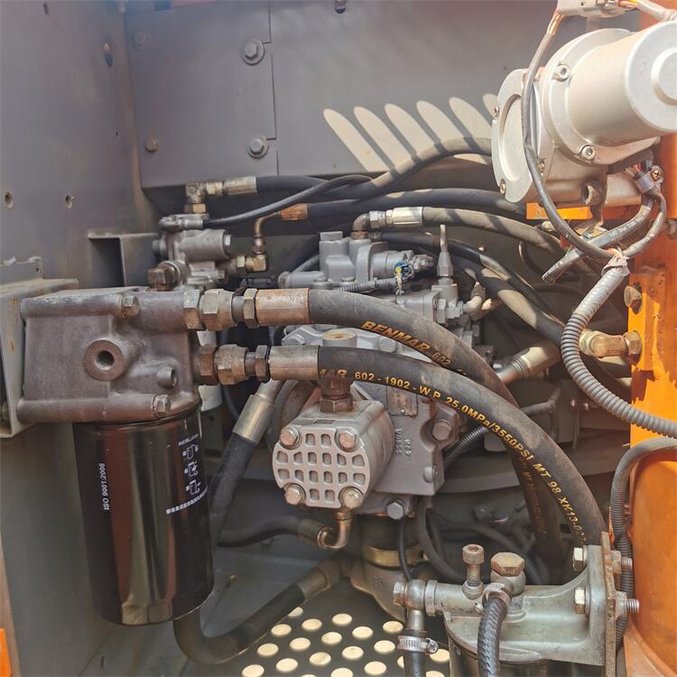 12 Ton Hitachi ZX120-6 Excavator Crawler Chain Moving Type and Original Hydraulic Valve