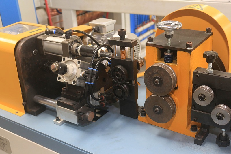 Automatic pipe straightening and cutting machine for copper steel