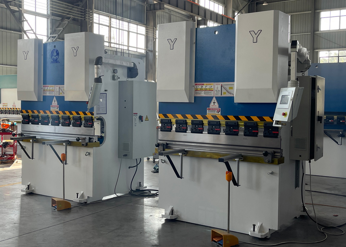 1600mm Worktable Torsion Bar Press Brake CNC Controller Smooth Metal Hydraulic Bending Machine