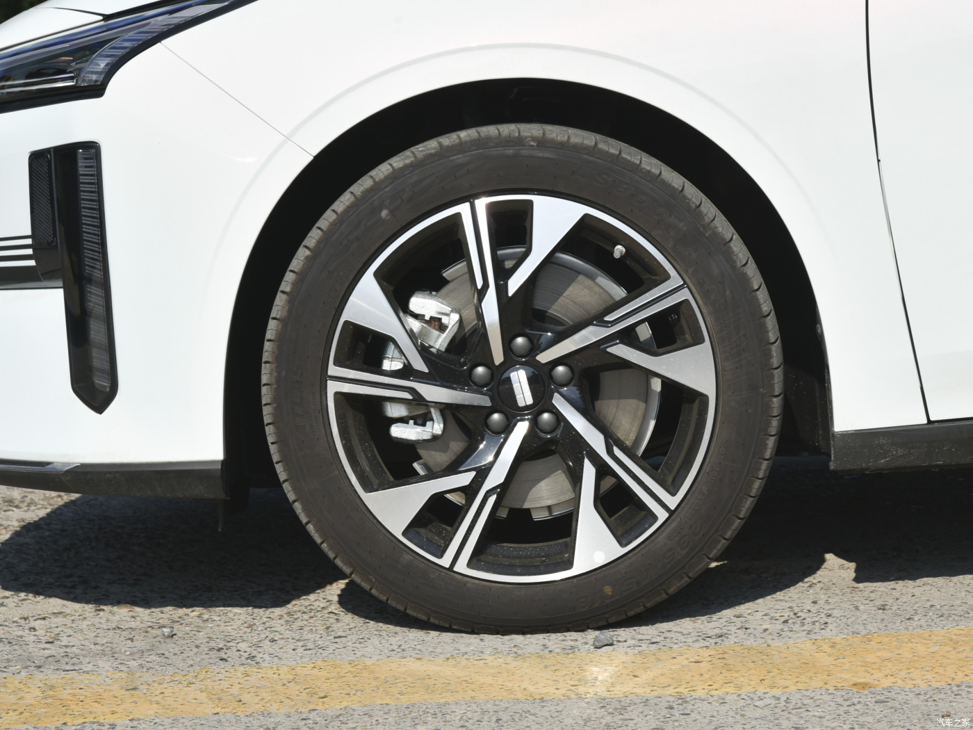 Geely Auto Galaxy L6 2023 1.5T DHT 125km Hybrid LHD Sedan Yinhe L6 Electric Sedan Maximum Power of 287kw for B2B Markets