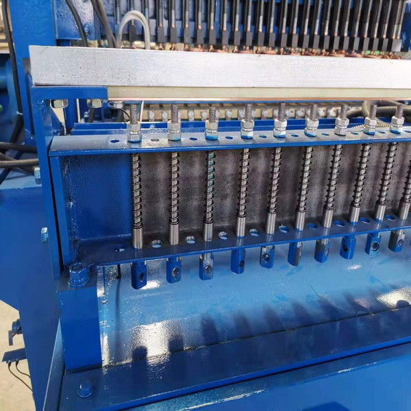 PLC Manipulate Wire Net Making Machine , Commissioning Husbandry Automatic Welding Machine