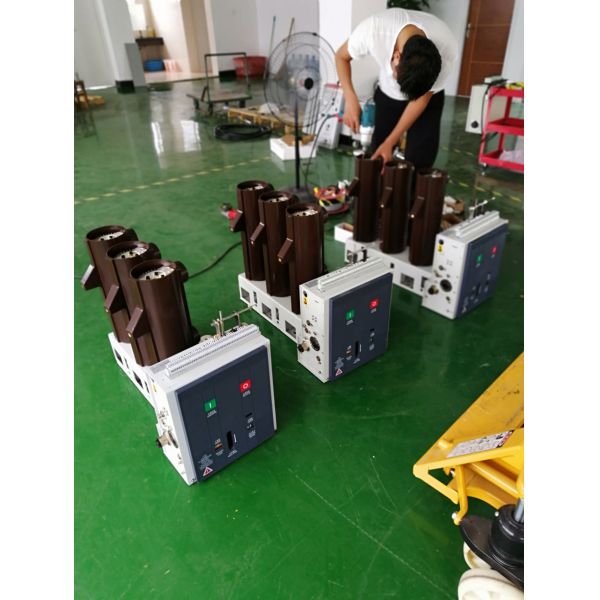 VS1-12 630A High Voltage Epoxy Resin Insulation Tube IEC Standard 4 Holes