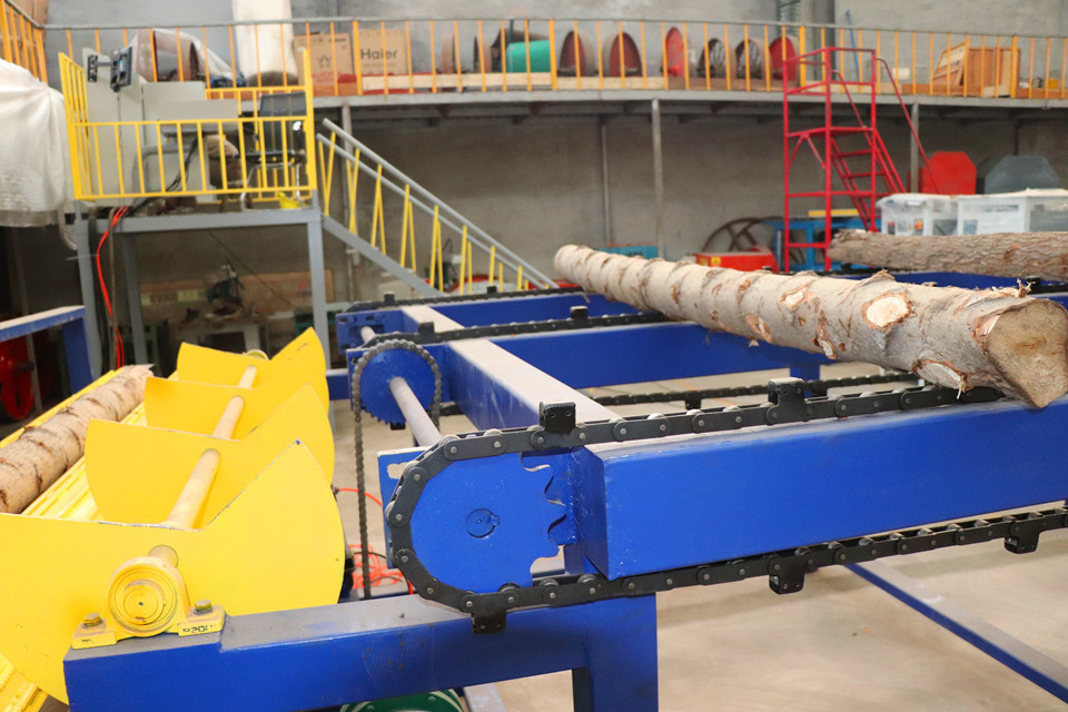 Timber Vertical Band Sawmill 700mm Wood Resaw Bandsaw With Touch Screen