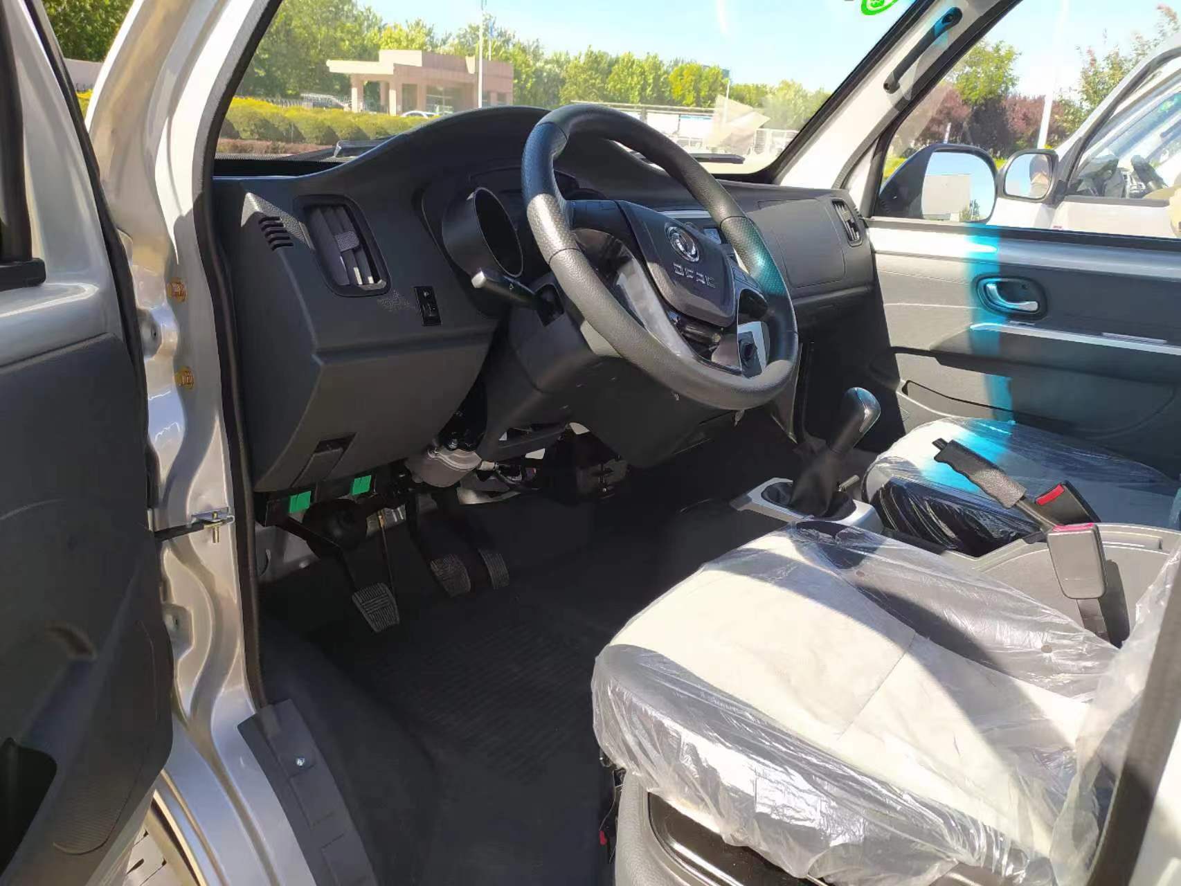 Dongfeng Single Pickup Truck with Touch Screen and Cargo Tank Dimension of 6850X2550X600