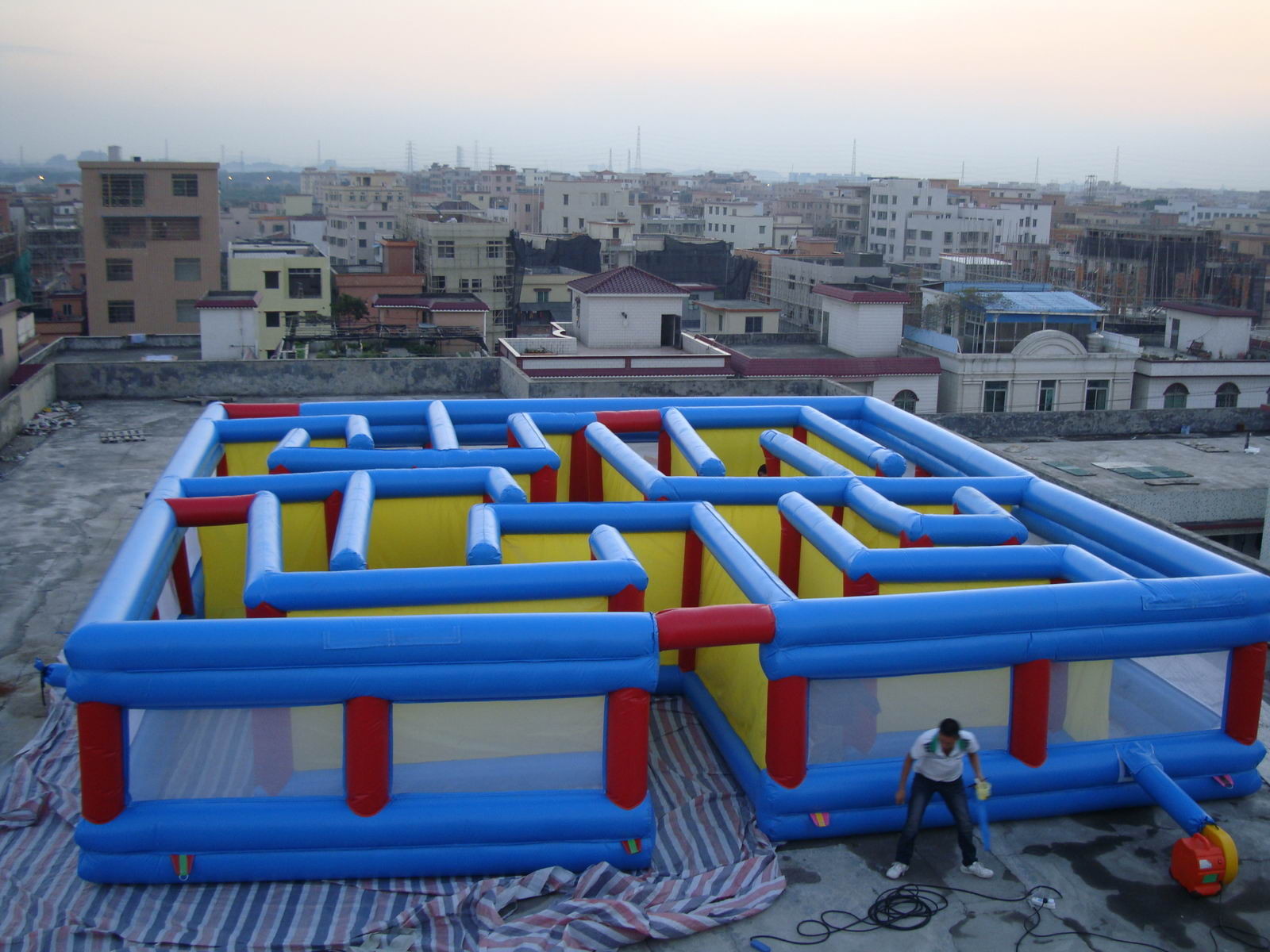 Customized 10*8m Outdoor Inflatable Maze / Laser Tag Maze With Net Surroudings