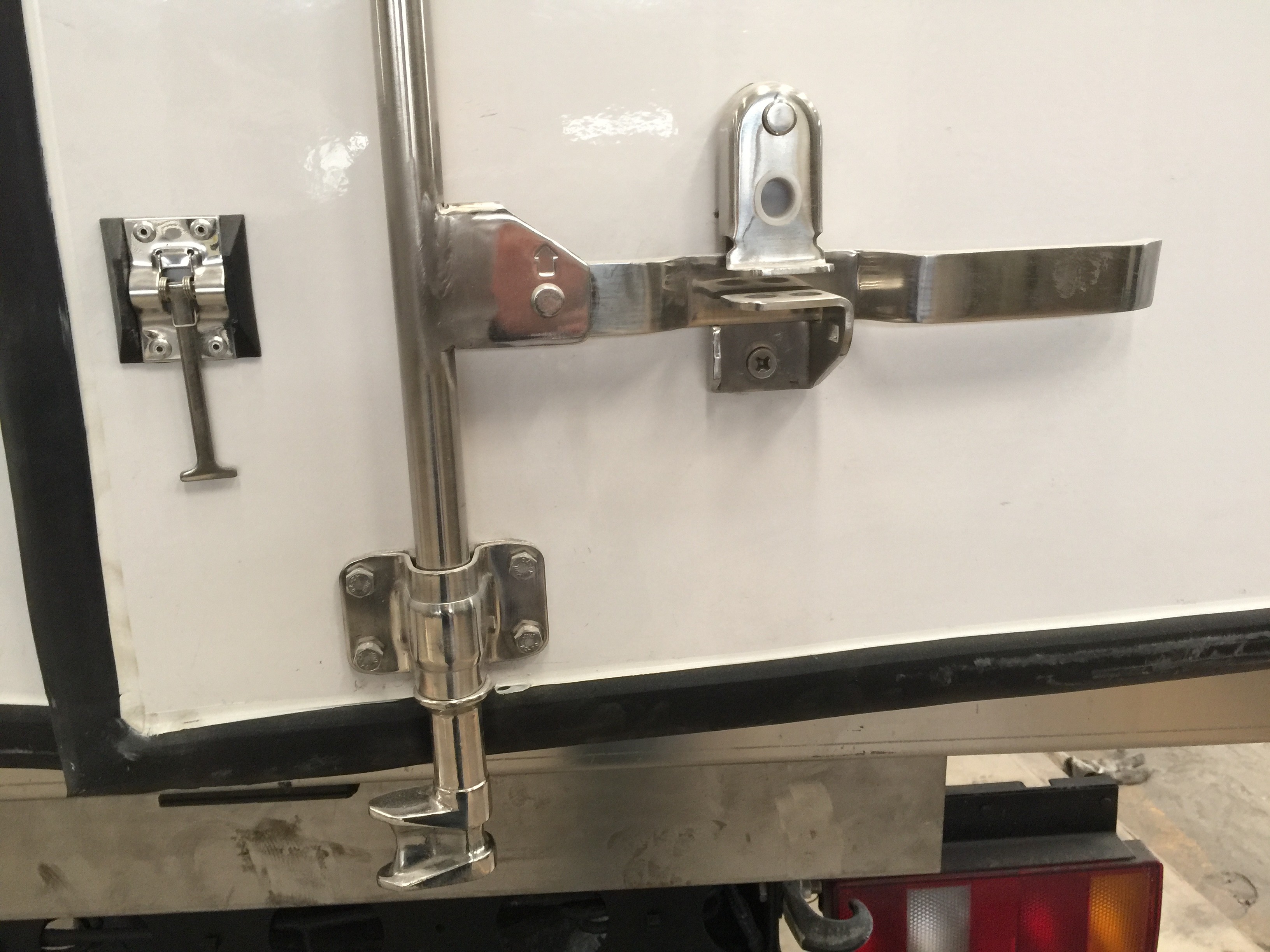 FRP Refrigerator Box Truck 5 To 13 CBM For Fresh Fish Transportation