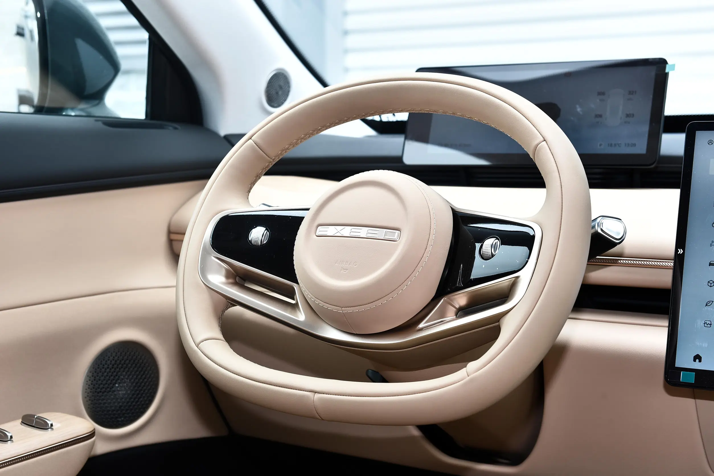 s 2024 Exeed STERRA Hybrid SUV 265hp 2000km EV Range RWD 3000mm Wheelbase The Perfect Combination of Power and Efficiency