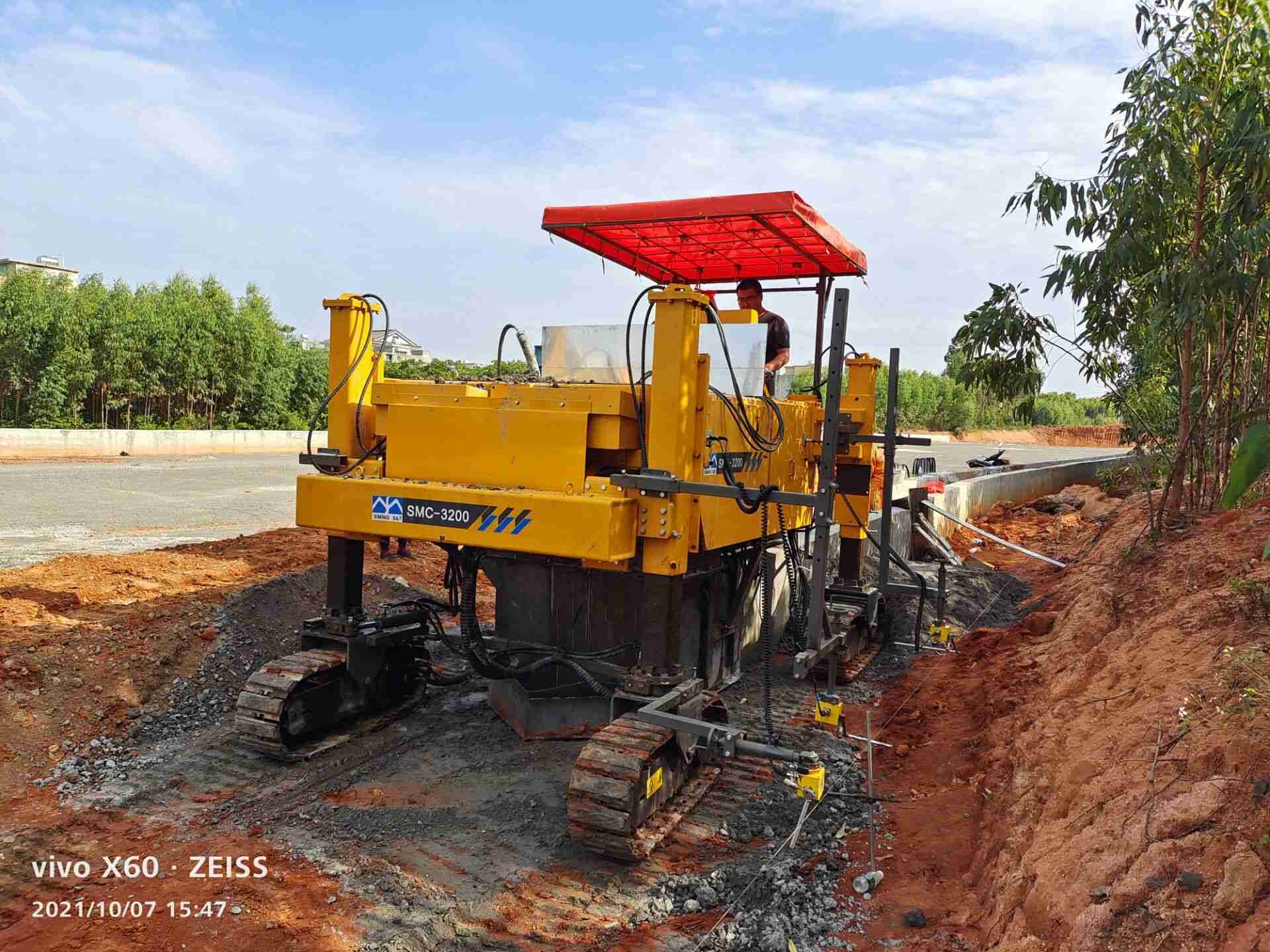 2m Wide Sliding Mode Cement Paving Machine For Water Channels