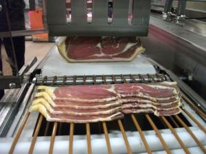 China Automotive Ultrasonic Food Cutting Machine For Sausage Pork Beef Cutting on sale