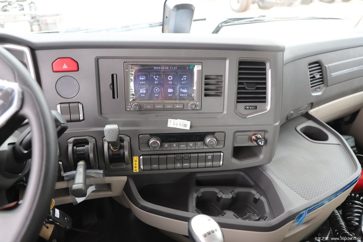 Second Hand Sinotruk HOWO MAX 6X4 460hp LNG Tractor With 2 Reverse Shifts