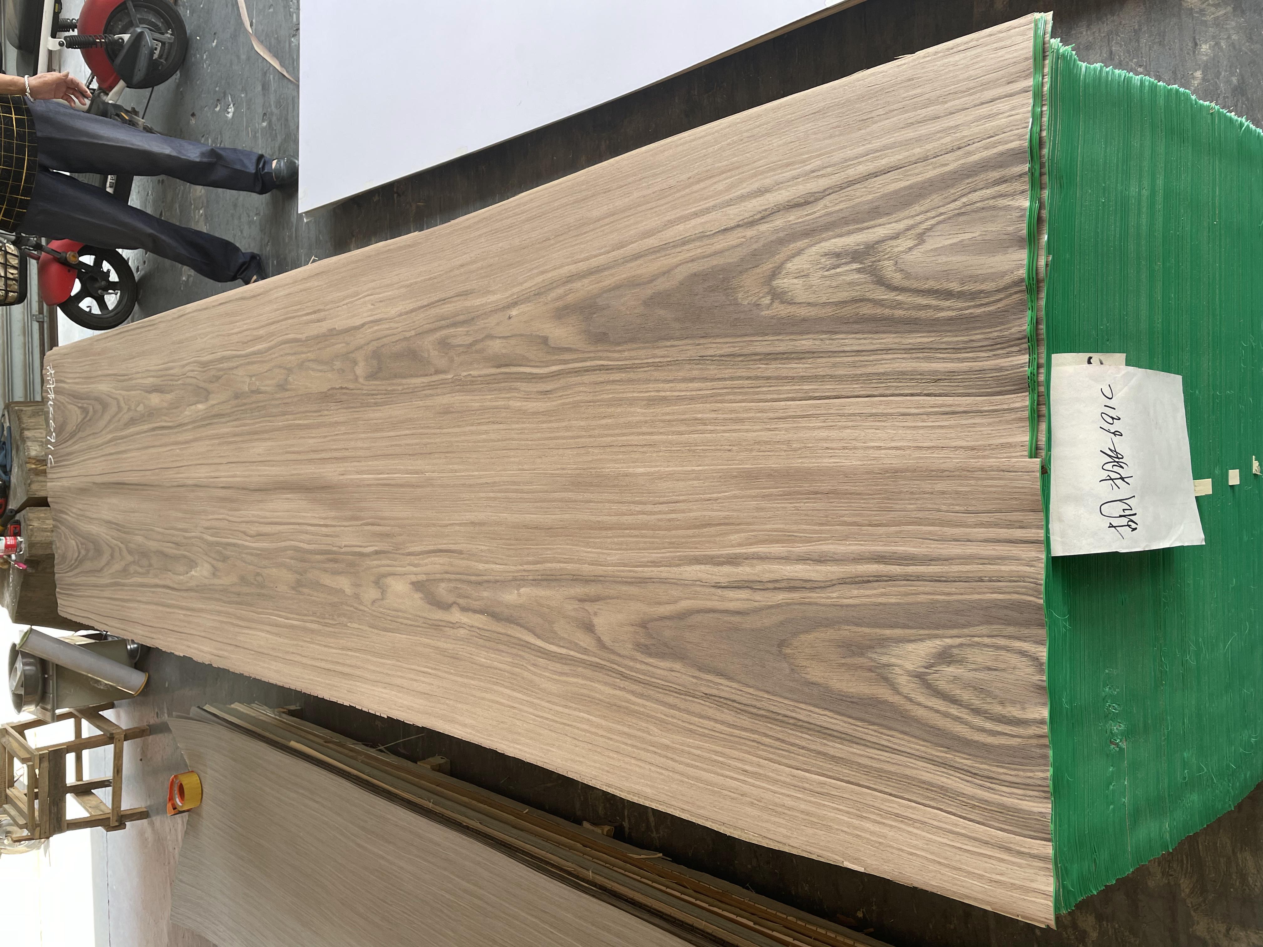 Wholesale 640mm*2500mm engineered veneer walnut for furniture/hotel/decoration