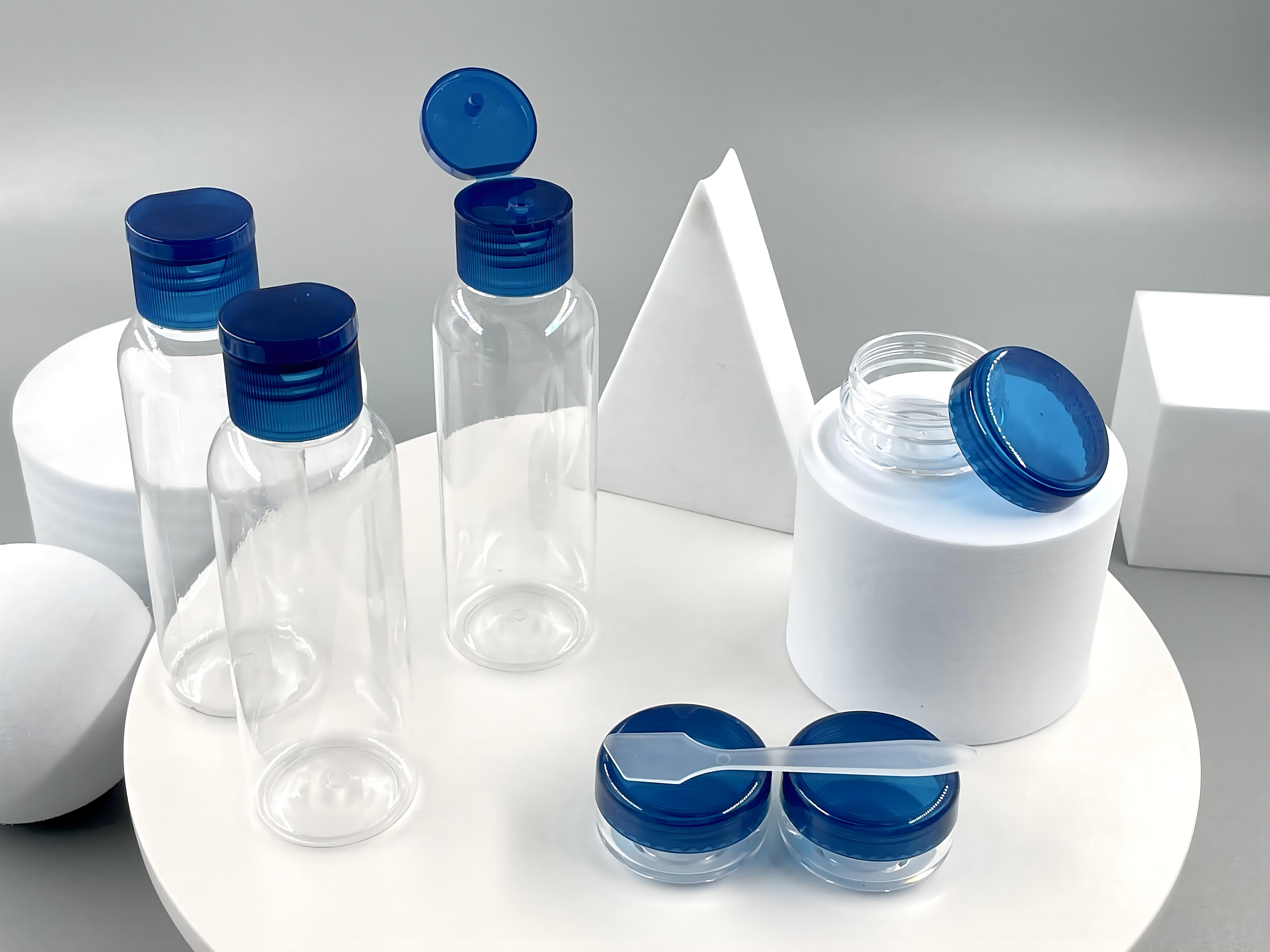 Customized Travel Kit for Personal Care 100ml PET Plastic Bottles and 10ml Cream Jars