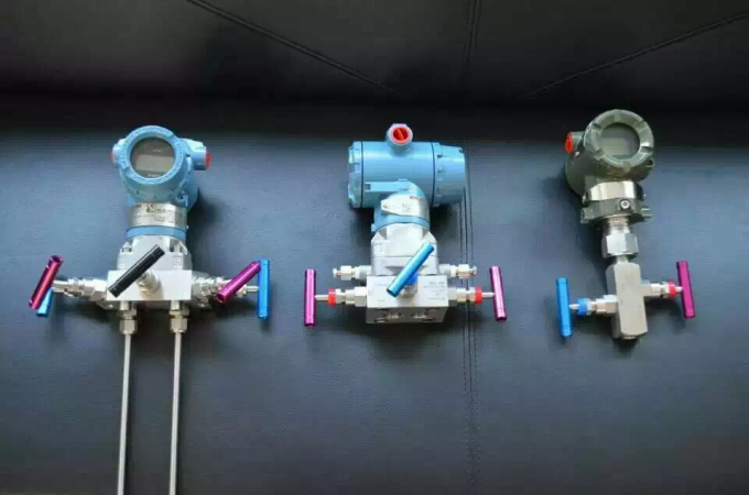 SS304 Pressure Transmitter Manifold High Pressure 3 5 Way 1