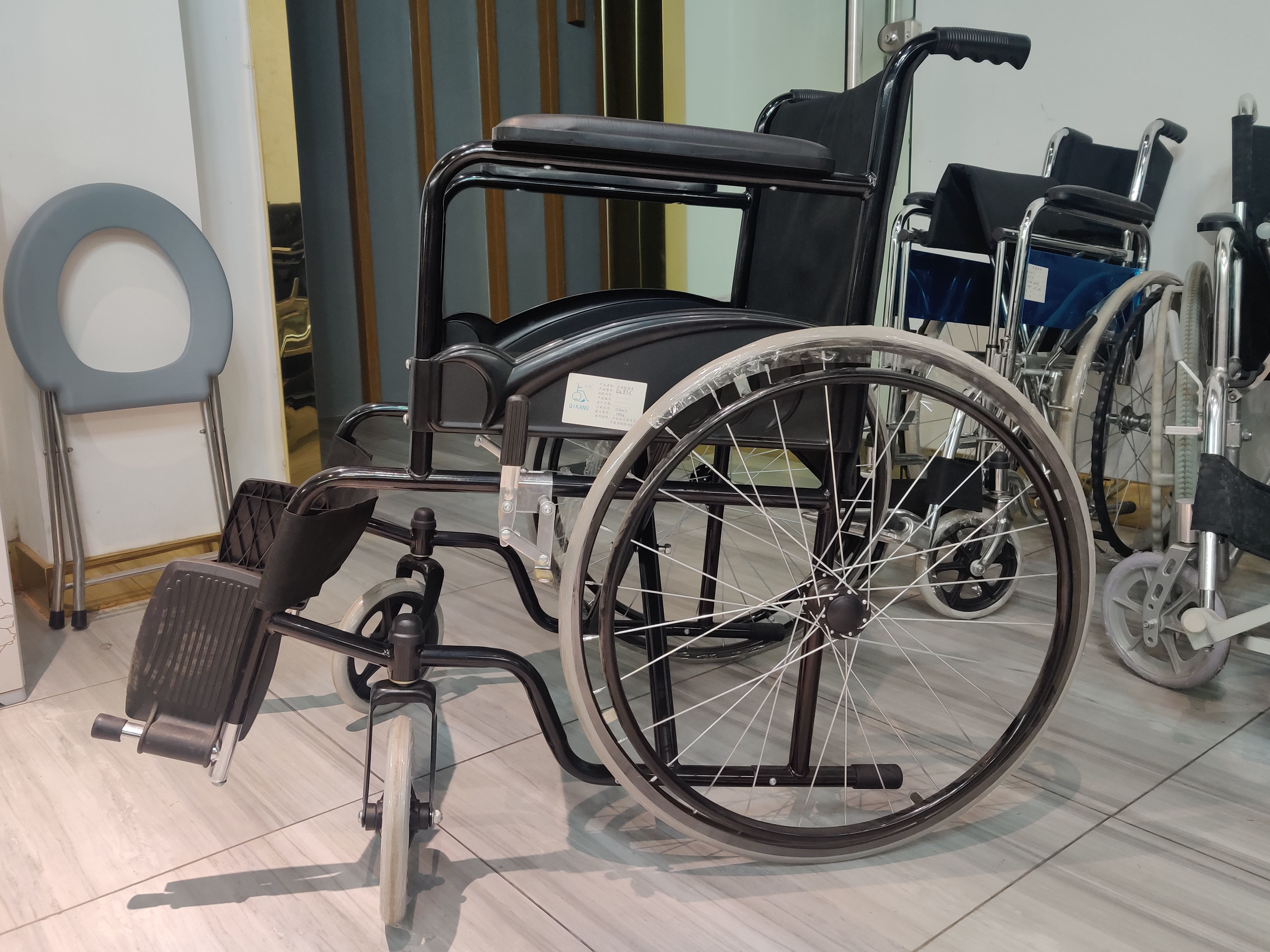 Fixed Armrest Folding Steel Wheelchair Weight Limit 100kgs