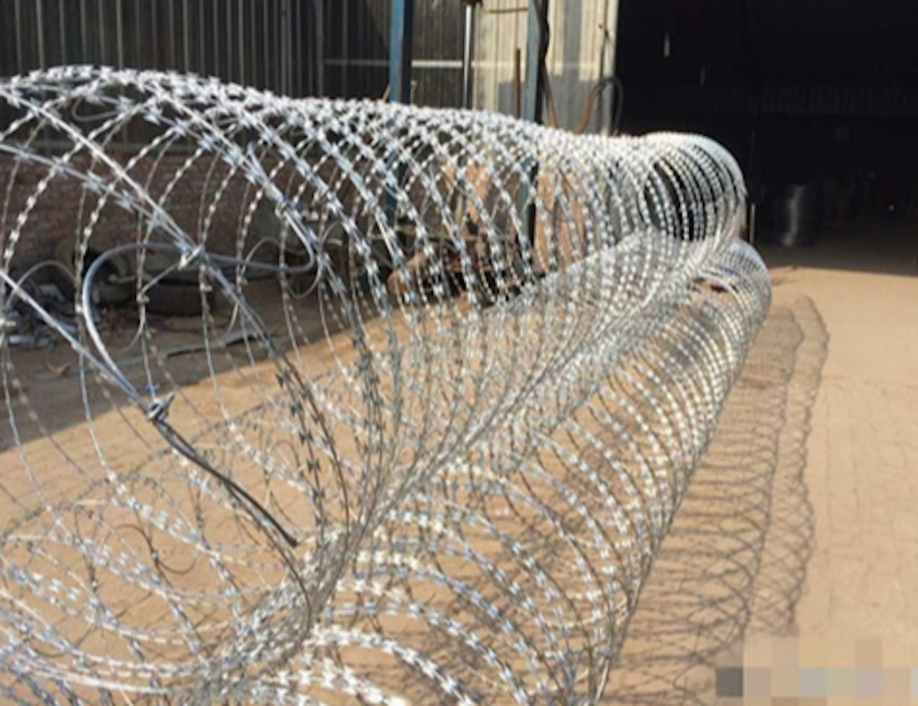 Convenient Construction Stainless Steel Razor Wire Snake Belly Spiral Barbed Wire Fence