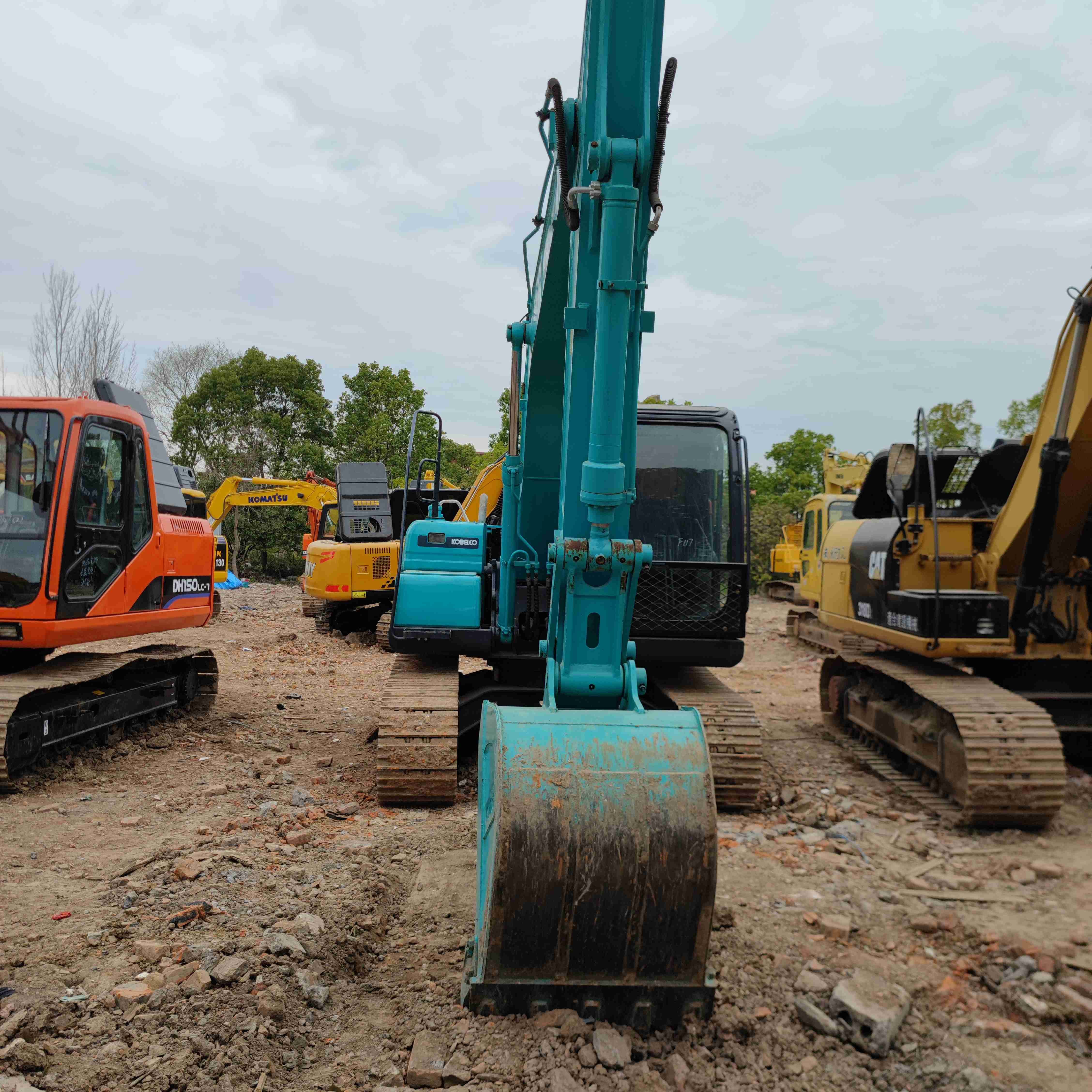 Used Kobelco SK140 small tracked excavator, 14-ton class Crawler