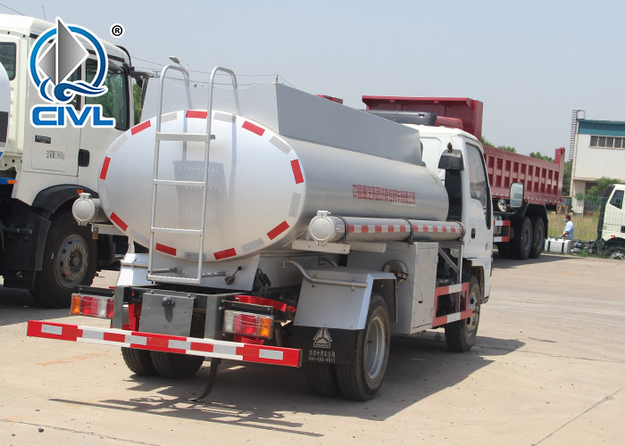 New High Performance Petroleum Liquid Tanker Truck 5.65 Cubic Meters / Oil/Fuel Transportation Trucks