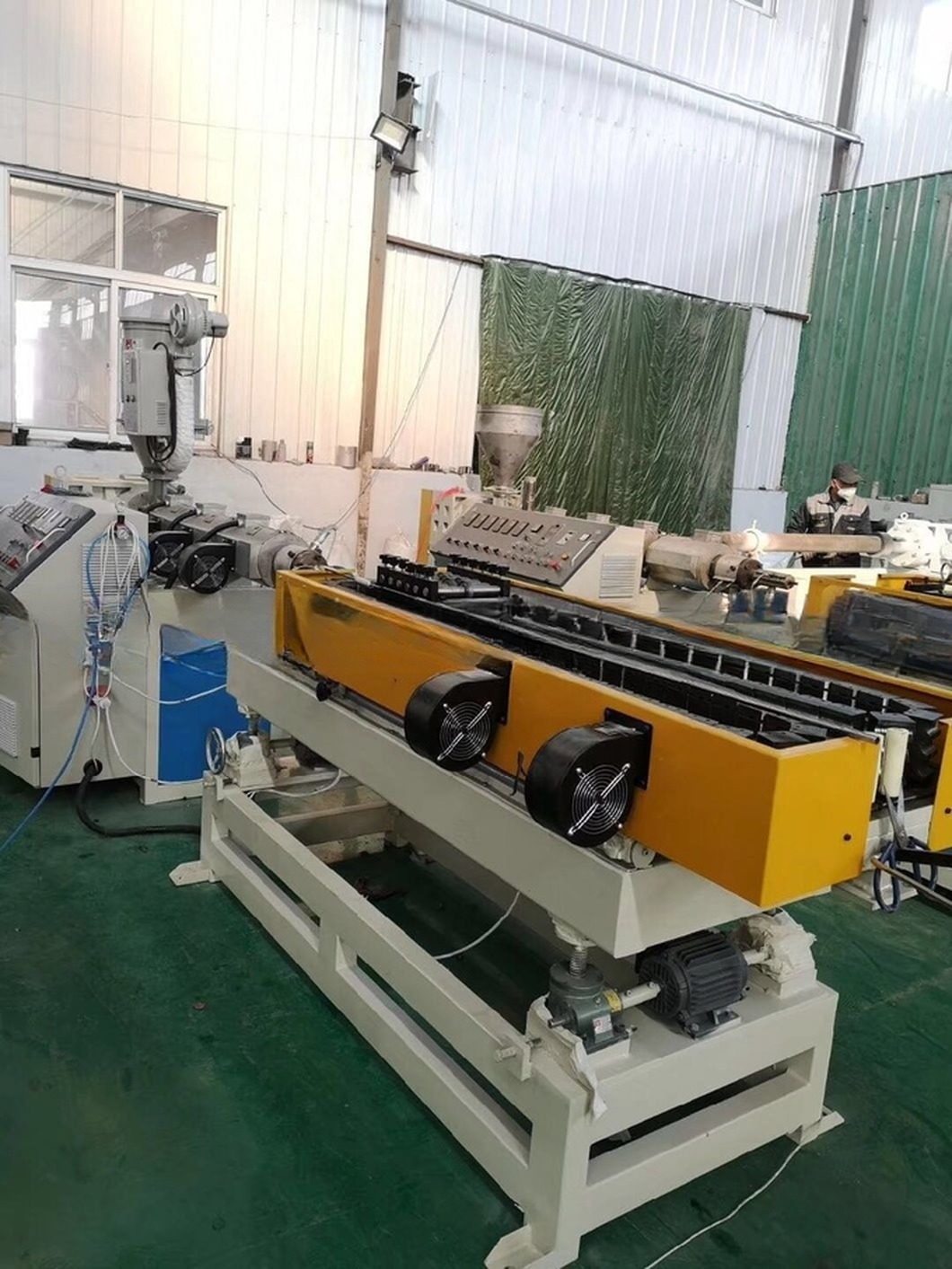 Plastic Pipe Extrusion Machine / Plastic Extruder / PP PE PA Single Corrugated Pipe Line