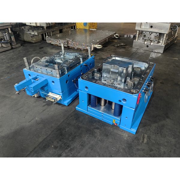 Custom SMC Plastic Injection Mold for Car Cylinder Cover Multi Cavity