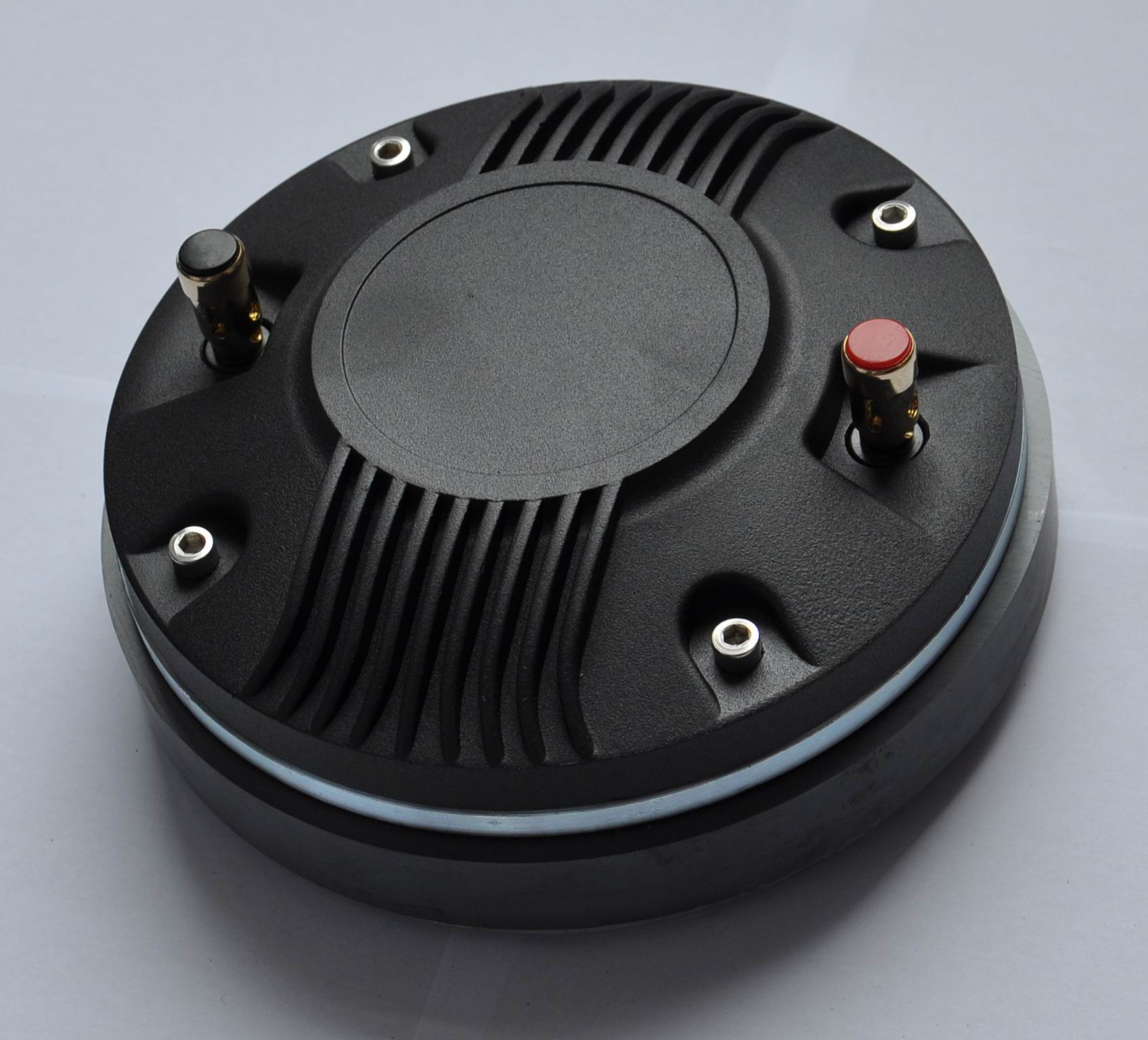 Titanium Film Bass Speaker Driver Reduce The Stiffness Of High Frequency Signals