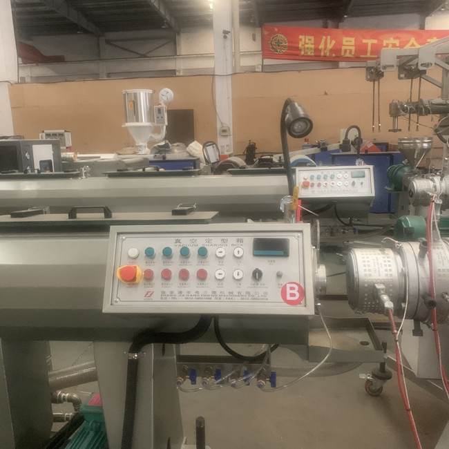 180kg/H Hdpe Pipe Extruder Production Line Extrusion Machine Vacuum Forming