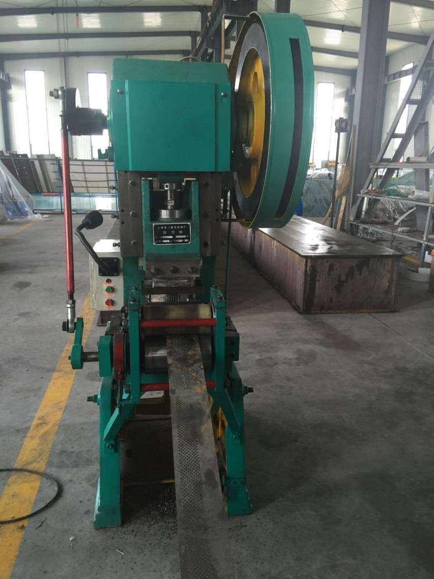Shutter door roll forming machine