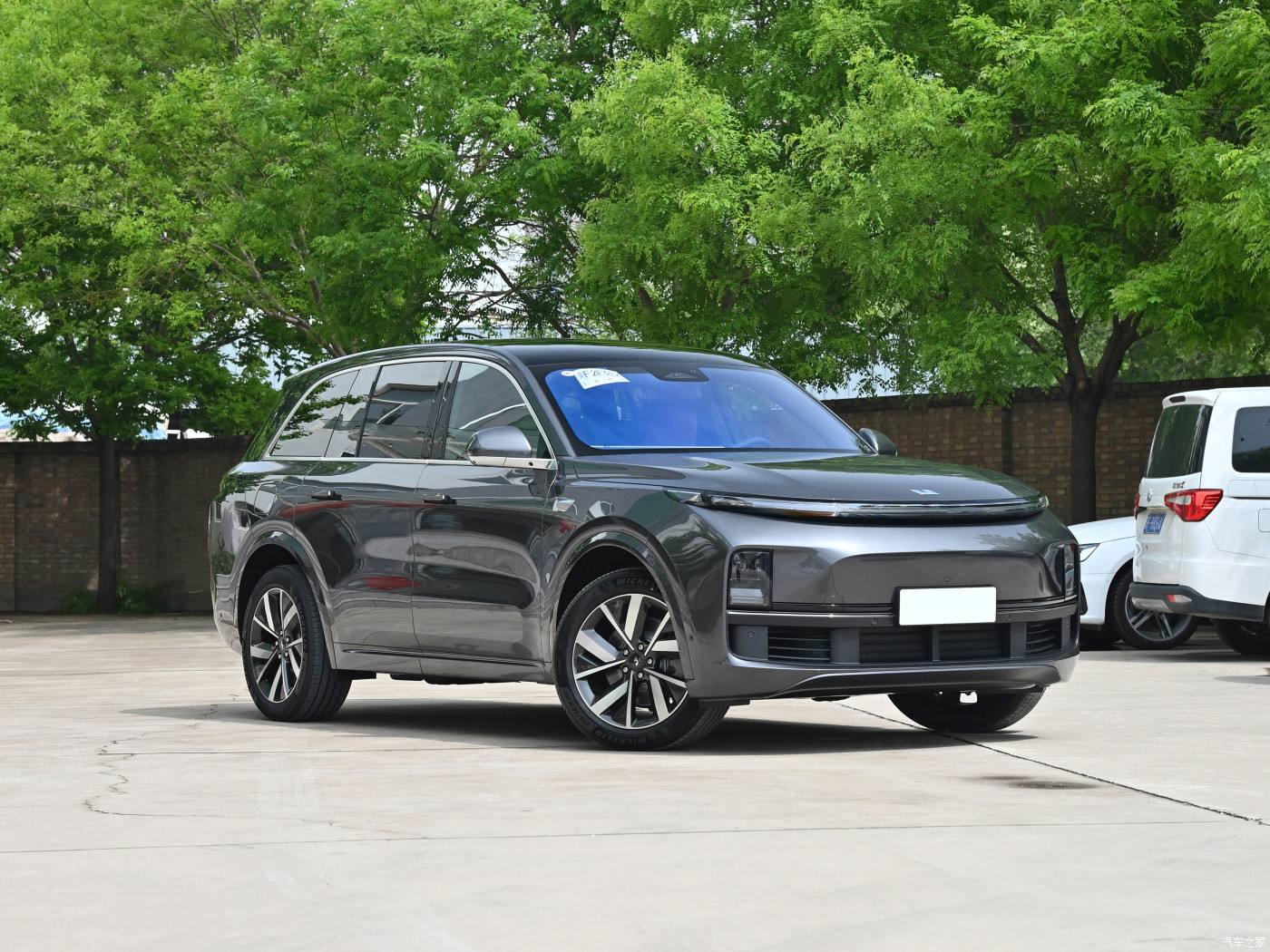 L8 2023 Ideal Electric Car Gray Metallic Paint Big Midsize SUV