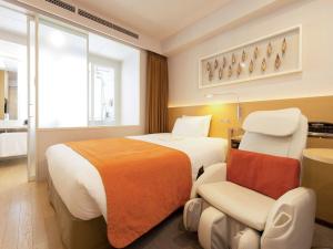 Wholesale Tonga hotel interior design of custom furniture laminate wood headboard bed with massage chair and in wall cabinet desk from china suppliers
