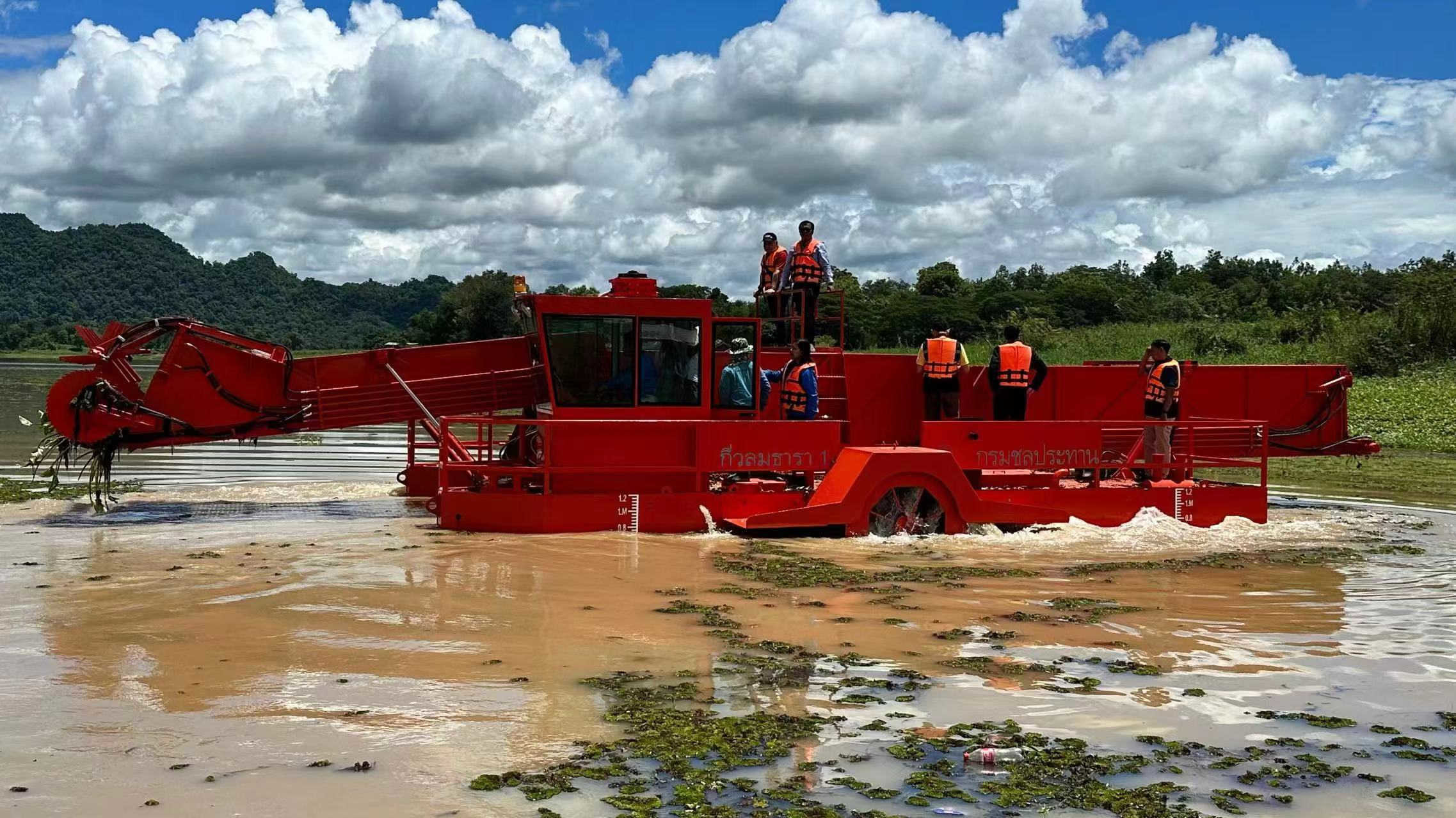 0.55 M Efficient Water Hyacinth Harvester With Hydraulic Drive 15.5mx6.52x3 M