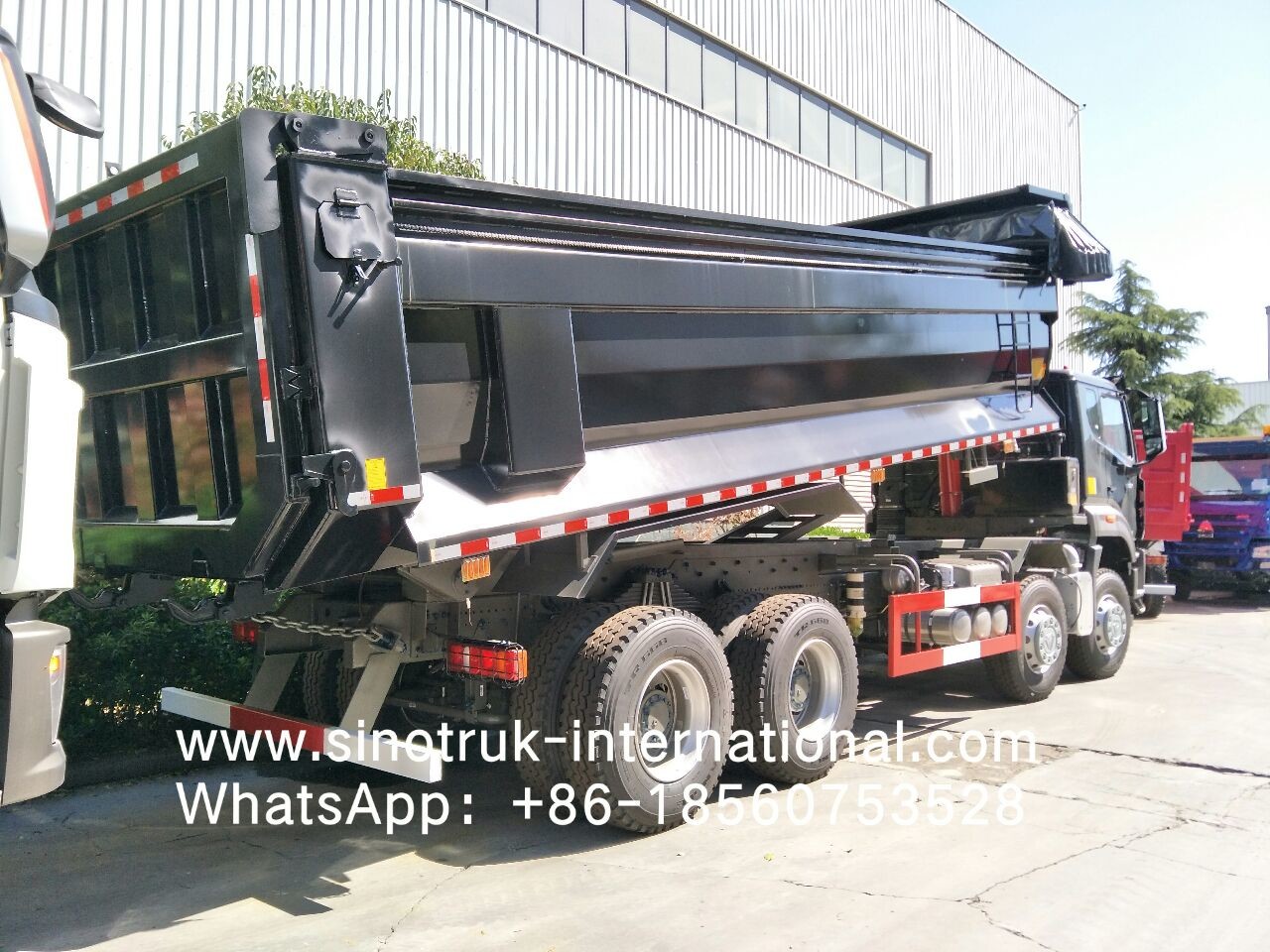 Sinotruk HOWO Tipper Dump Truck 8X4 371hp 12 Wheels Black N7 ZZ3317V386JB1R