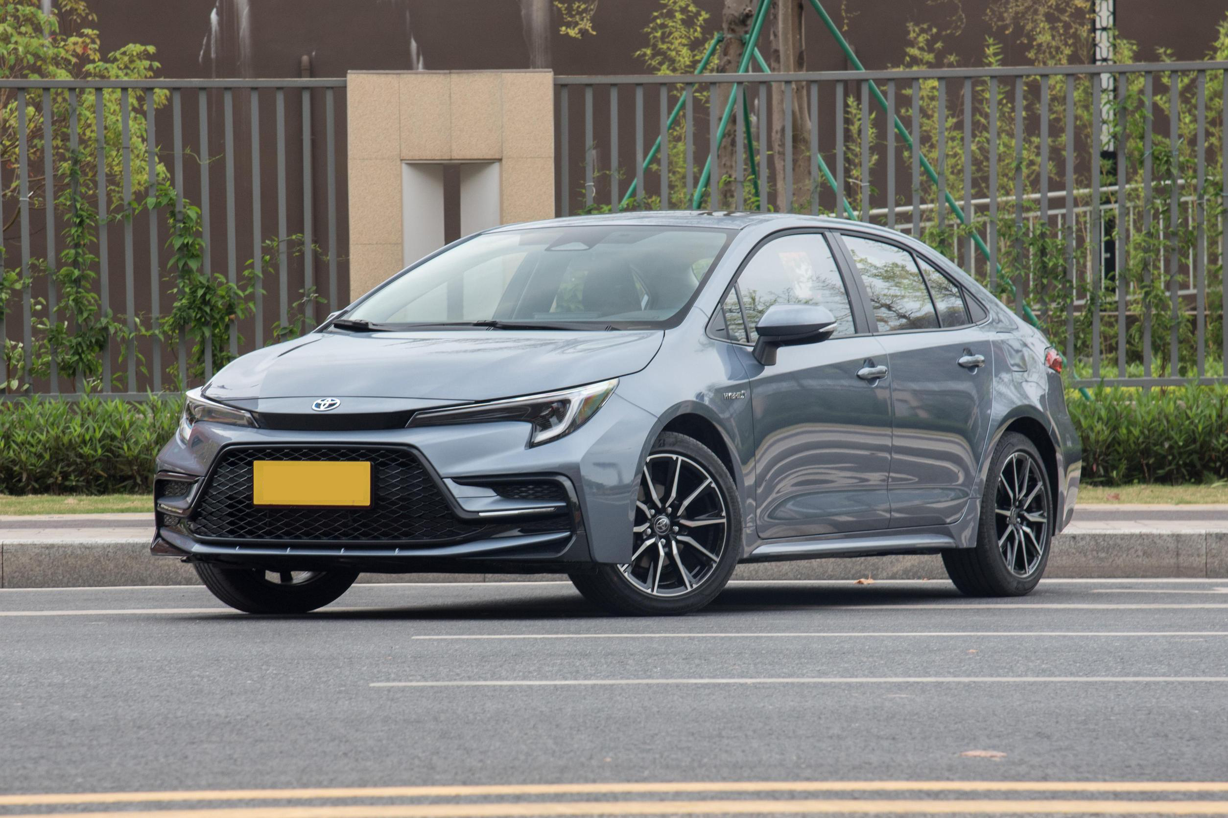 TO-YOTA LEVIN Hybrid Electric Car High Speed Electric Vehicle with 2700mm Wheelbase and 5 Seating Arrangements