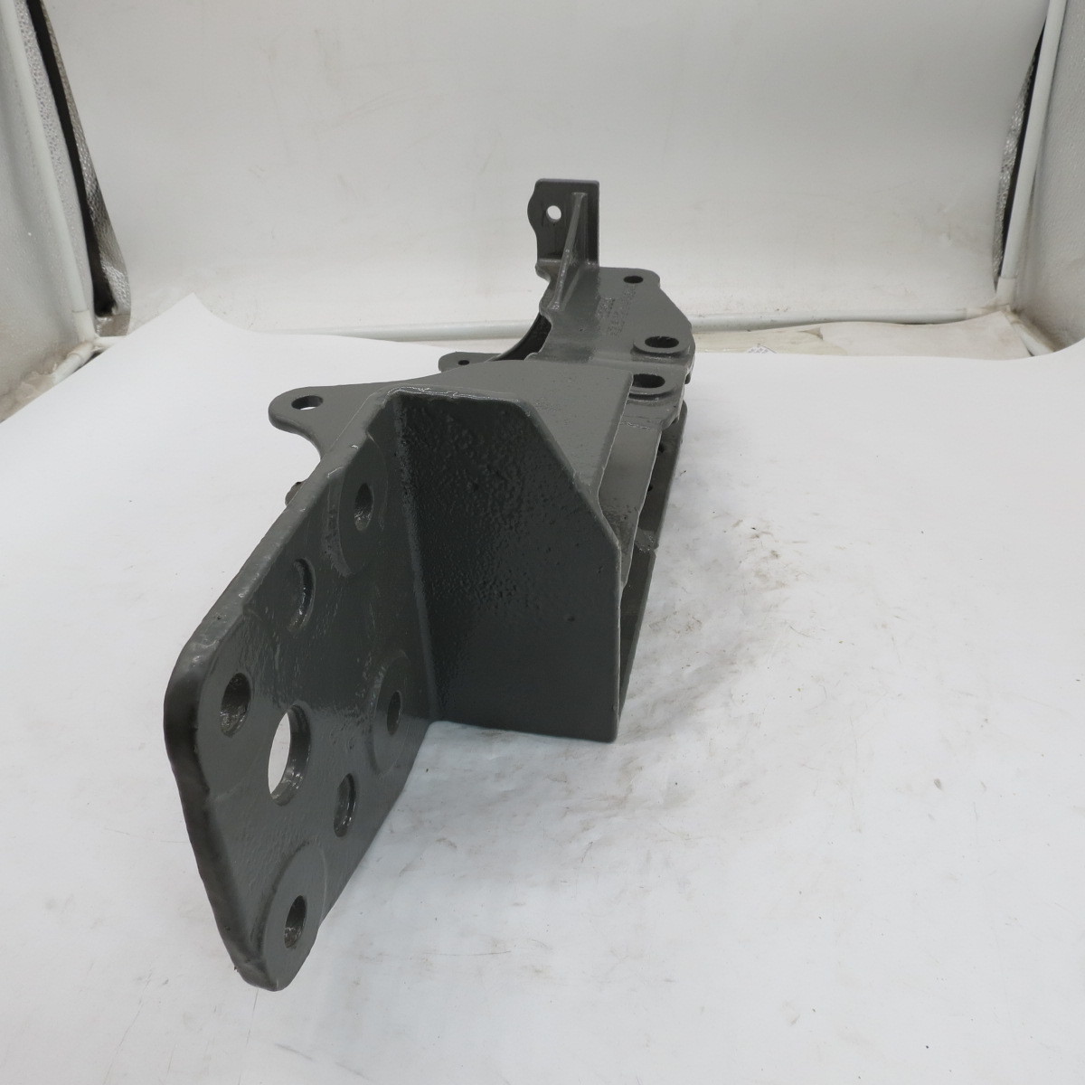 SINOTRUK HOWO TRUCK PARTS High quality trucks and cars Hydraulic lock right lower bracket AZ1642448084