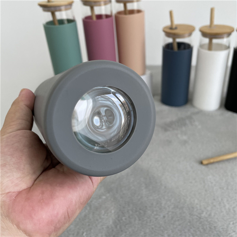 Customization 16 Oz Glass Beverage Bottles Glass Coffee Cups With Bamboo Lids Bamboo Straw Silicone Sleeve Leak Proof Splash Proof Design