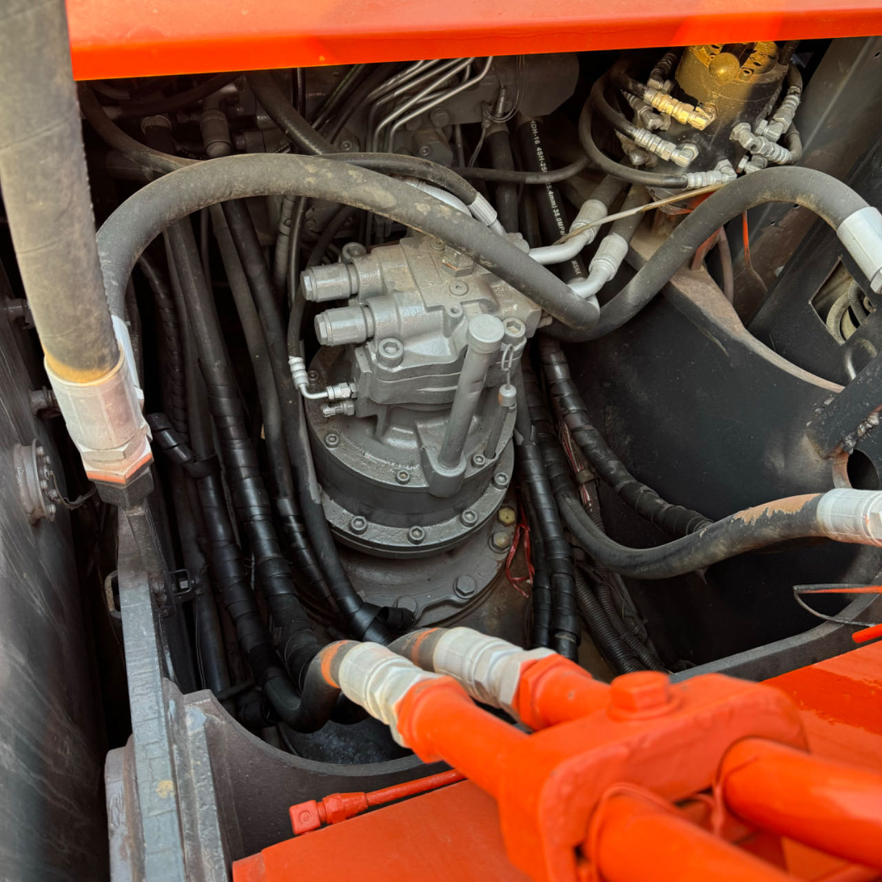 Strong Power Used Excavator ZX200 with Original Hydraulic Valve and Soft Steel Design