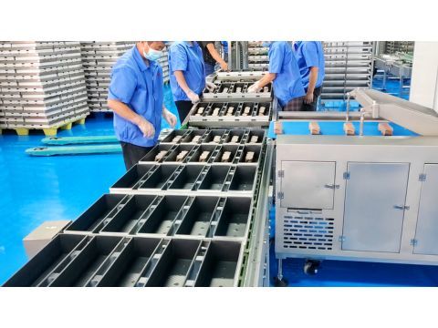 Automated panning depositor accurately dropping cut bread portions into baking toast moulds.